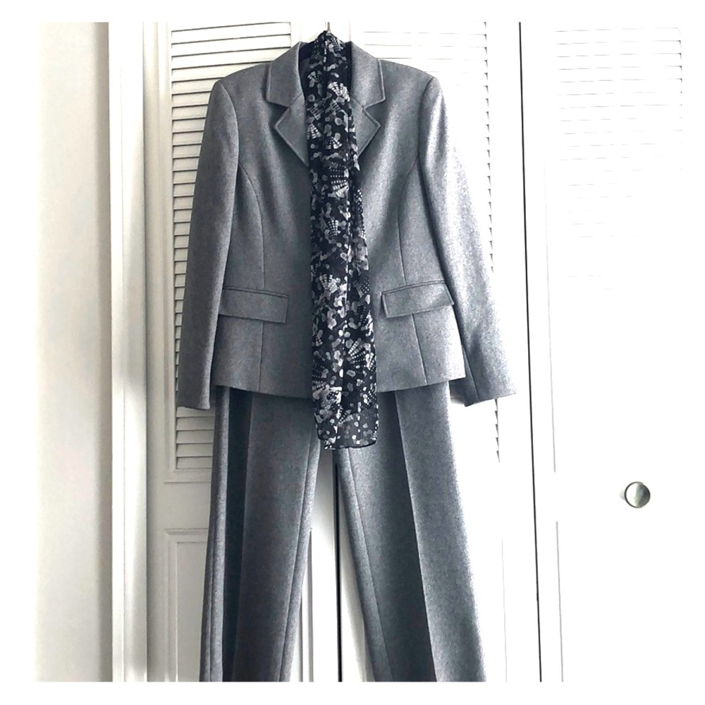 Let Suit Women’s Gray Pant Suit